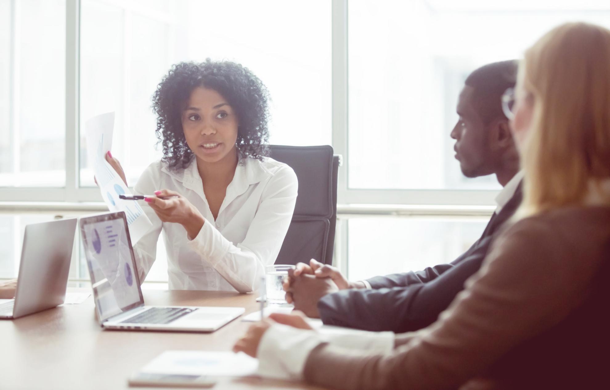 Echipa Grupului Regional de Audit Oltenia analizând documente financiare în birou modern