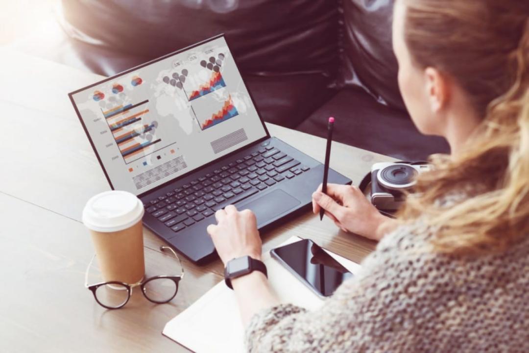 Participant revizuind progresul financiar lunar cu instrumente digitale