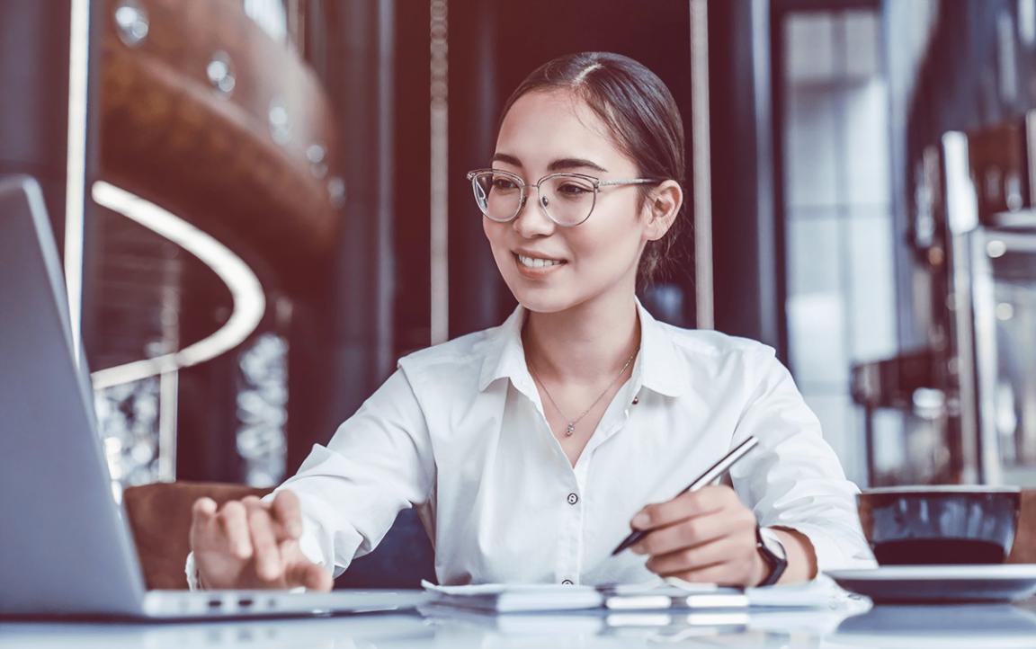 Grup de cursanți discutând strategii de economisire practică