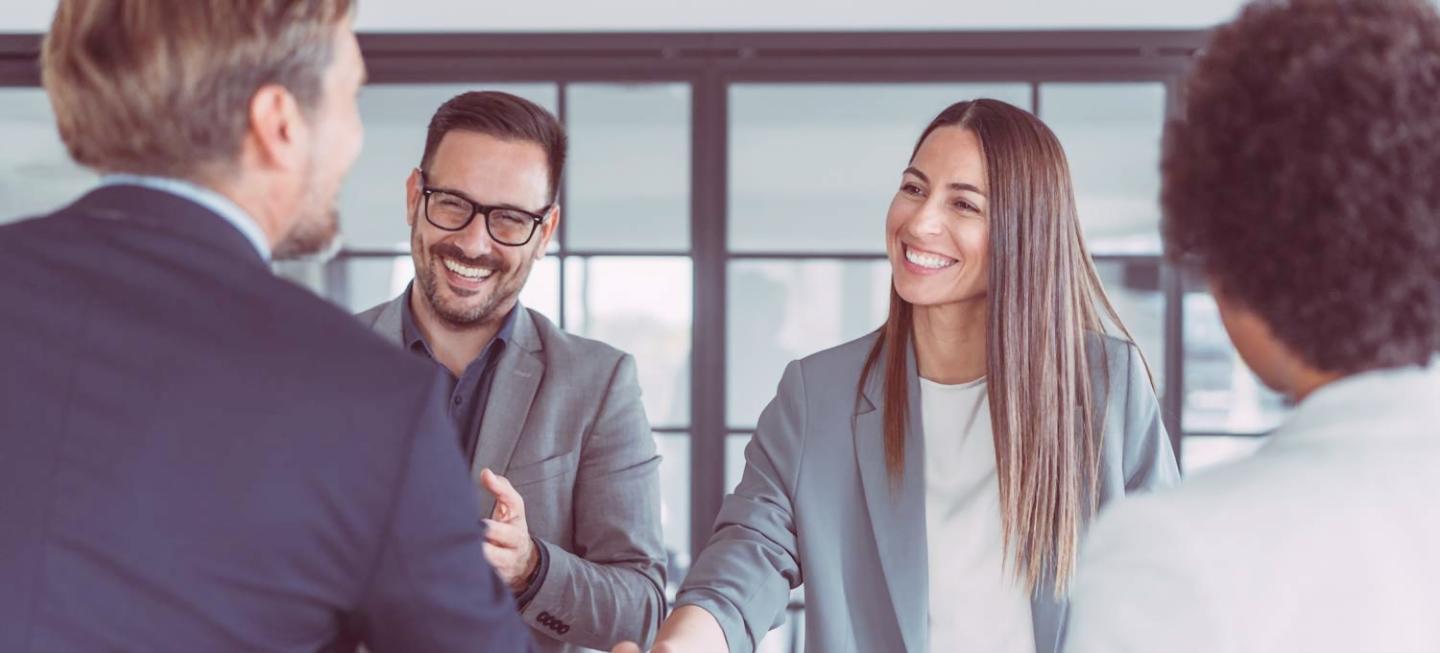 Consultanți din Asociația Mehedinți în timpul sesiunii de formare cu participanți locali