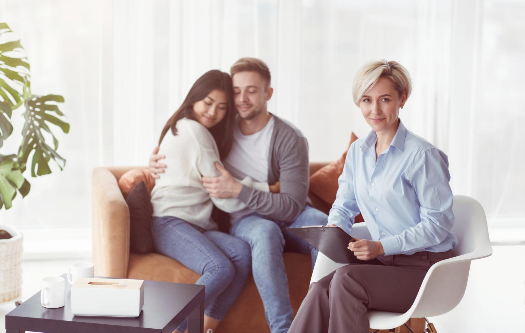 Persoană organizându-și documentele financiare pe un birou curat